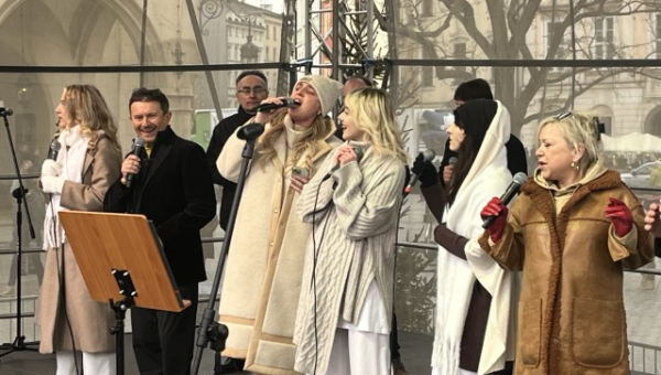 Jarmark Bożonarodzeniowy 2024 w Krakowie. Kolędowanie z Łukaszem Lechem